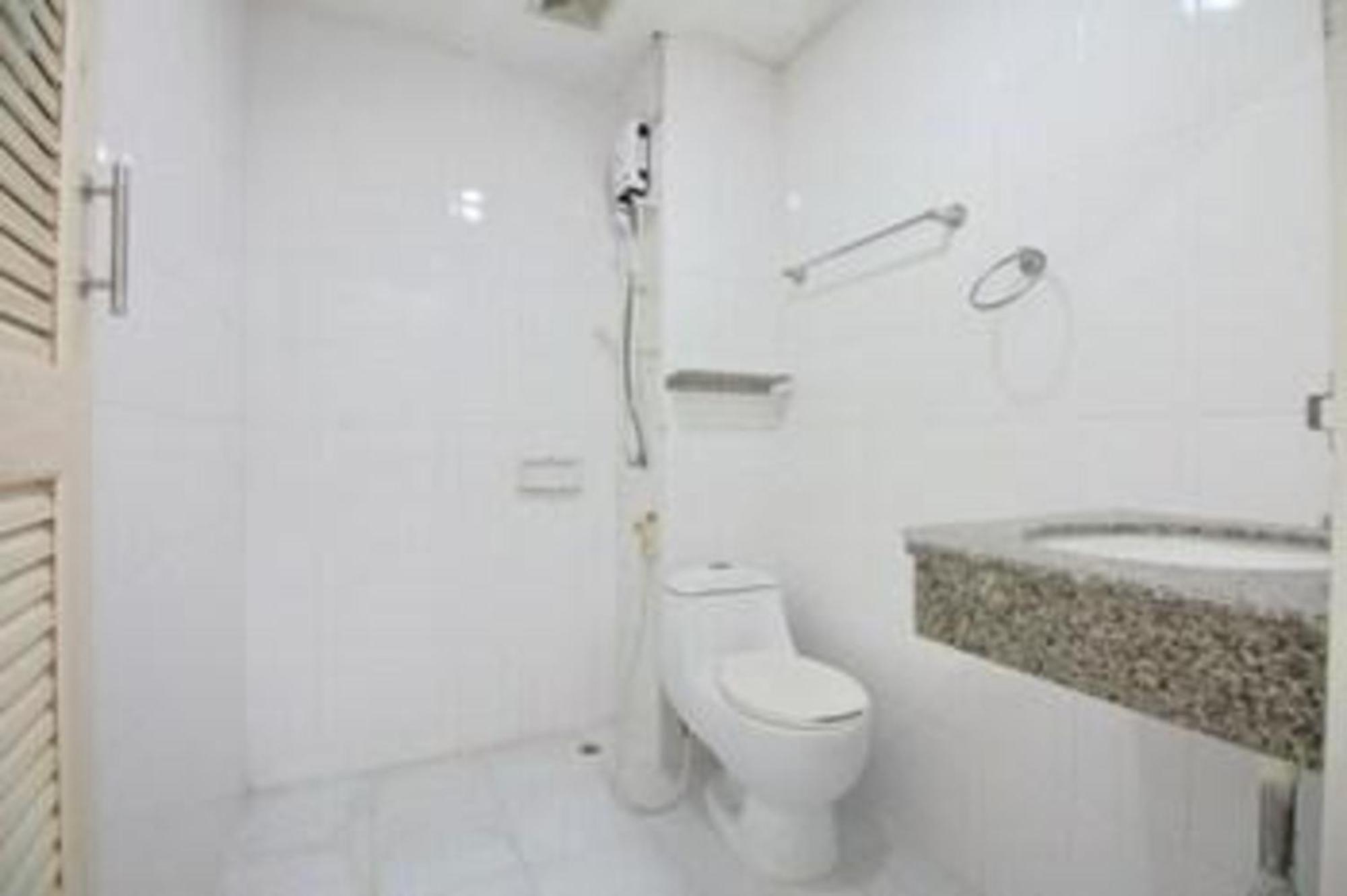 Super Oyo 498 Ladawan Villa Banguecoque Exterior foto